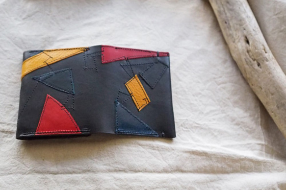 パッチワーク　色んなレザーを使用した　二つ折りの小さな革のお財布　（ブラック×マルチ） 4枚目の画像