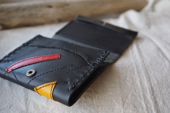 パッチワーク　色んなレザーを使用した　二つ折りの小さな革のお財布　（ブラック×マルチ） 5枚目の画像