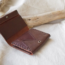 パッチワーク　色んなレザーを使用した　二つ折りの小さな革のお財布　（ブラウン） 2枚目の画像