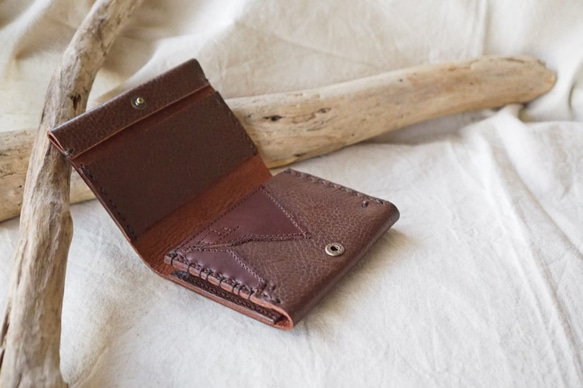 パッチワーク　色んなレザーを使用した　二つ折りの小さな革のお財布　（ブラウン） 2枚目の画像