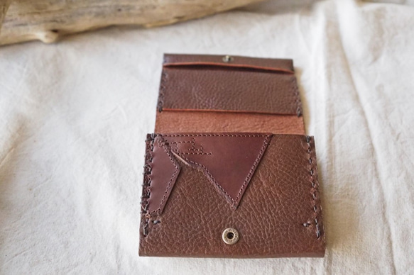 パッチワーク　色んなレザーを使用した　二つ折りの小さな革のお財布　（ブラウン） 3枚目の画像