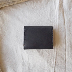 ハンドステッチを施した レザーの小さなお財布 二つ折り（ブラック