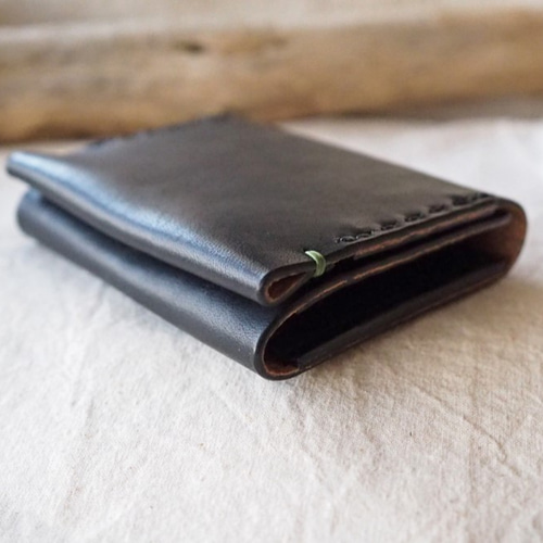 ハンドステッチを施した レザーの小さなお財布 二つ折り（ブラック