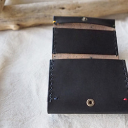 ハンドステッチを施した レザーの小さなお財布　二つ折り（ブラック） 4枚目の画像