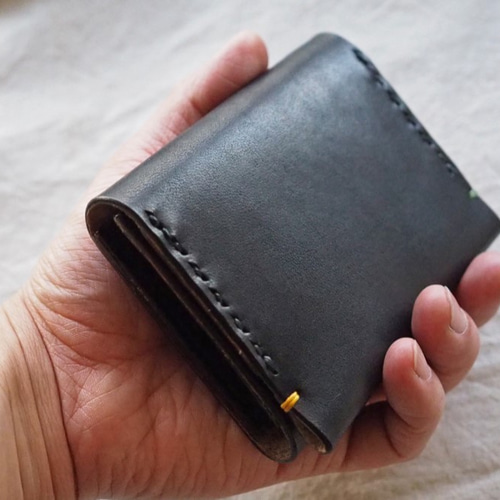 ハンドステッチを施した レザーの小さなお財布 二つ折り（ブラック