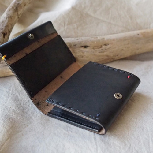 ハンドステッチを施した レザーの小さなお財布 二つ折り（ブラック