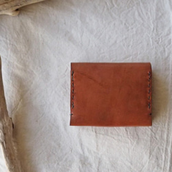 ハンドステッチを施した レザーの小さなお財布　二つ折り（やさぐれブラウン） 1枚目の画像