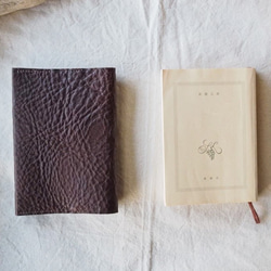 一枚革を使ったベースに手縫いを施した文庫ブックカバー（ダークブラウン） 2枚目の画像