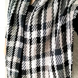 ナンシーコ〜灰色の手織り、綾織市松模様のスカーフ、ショール-A301 2枚目の画像