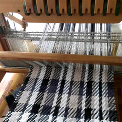 ナンシーコ〜灰色の手織り、綾織市松模様のスカーフ、ショール-A301 4枚目の画像