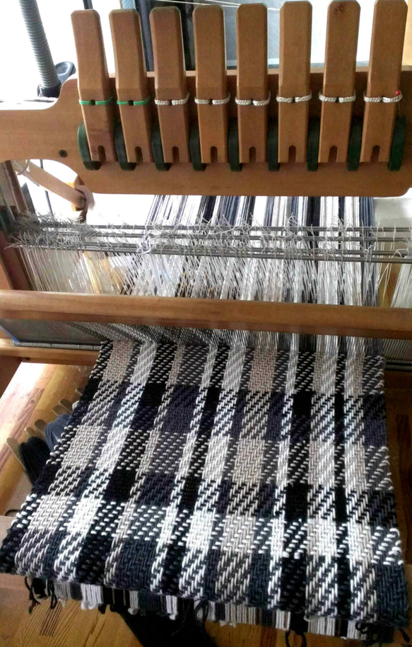 ナンシーコ〜灰色の手織り、綾織市松模様のスカーフ、ショール-A301 4枚目の画像