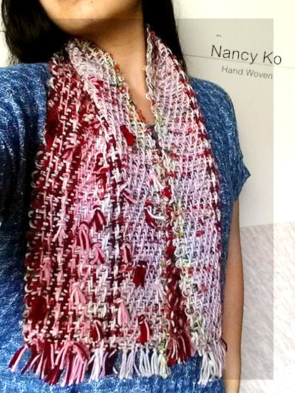 Nancy Ko手工梭織~胭紅花雨,斜紋織短圍巾-A298 第2張的照片