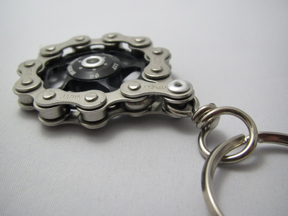 bike (bicycle) chain key chain with pulley black 第4張的照片