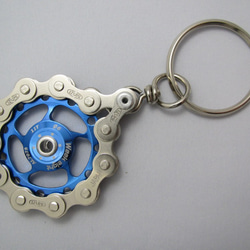 bike (bicycle) chain key chain with pulley blue 第1張的照片