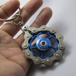 bike (bicycle) chain key chain with pulley blue 第5張的照片