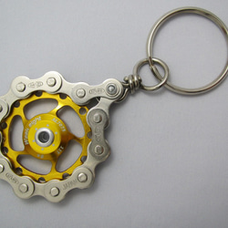 bike (bicycle) chain key chain with pulley gold 第1張的照片