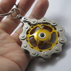 bike (bicycle) chain key chain with pulley gold 第5張的照片