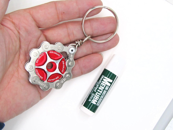 Bike Chain Key Chain with Colored Top Cap red 第3張的照片