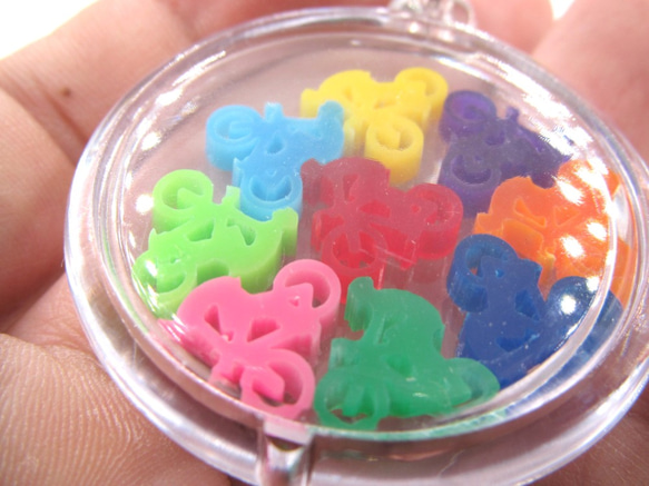 9 multi color bicycle in acrylic keychain 第4張的照片