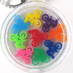 9 multi color bicycle in acrylic keychain 第7張的照片