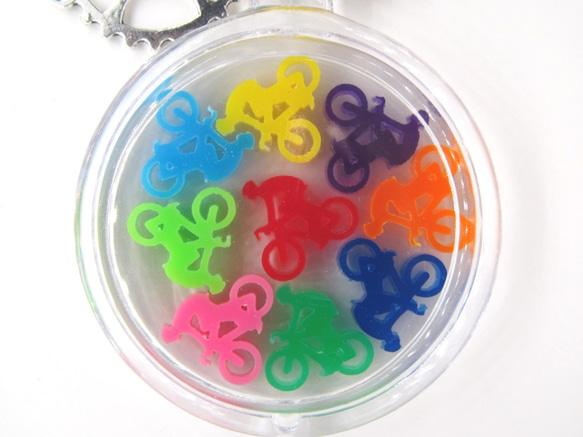 9 multi color bicycle in acrylic keychain 第7張的照片