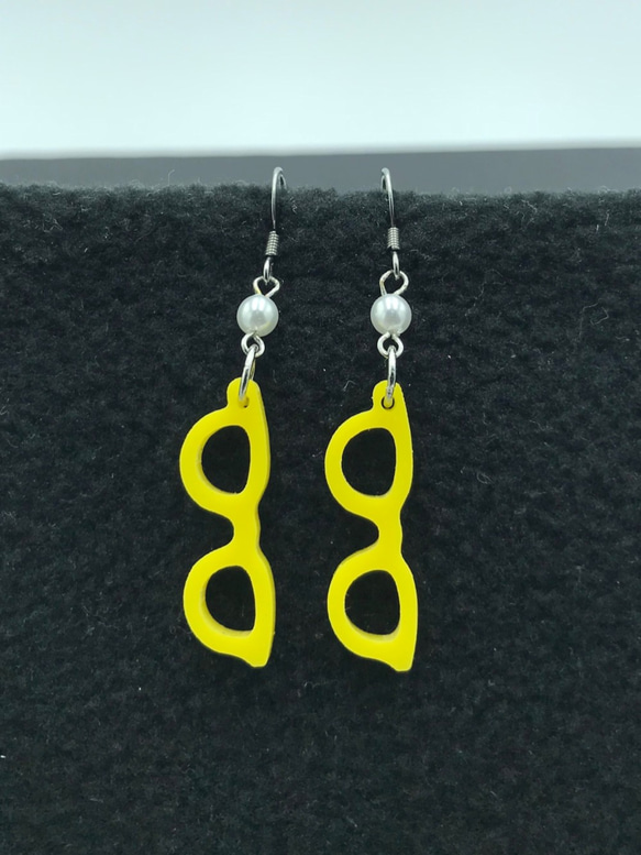 Glasses ear ring yellow with acrylic pearl 第1張的照片