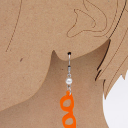 Glasses ear ring orange with acrylic pearl 第2張的照片