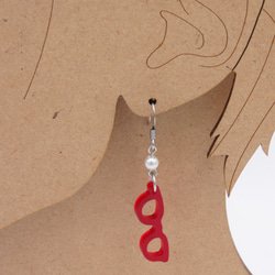 Glasses ear ring transparent red with acrylic pearl 第2張的照片