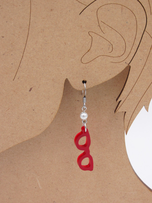 Glasses ear ring transparent red with acrylic pearl 第2張的照片