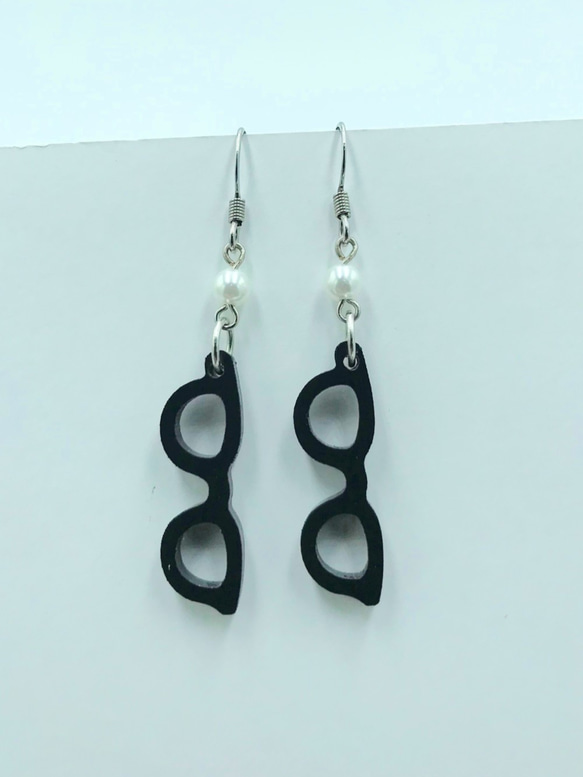 Glasses ear ring black with acrylic pearl 第1張的照片