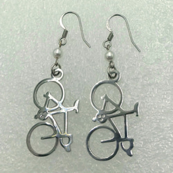 stainless bike ear ring with acrylic pearl 第1張的照片