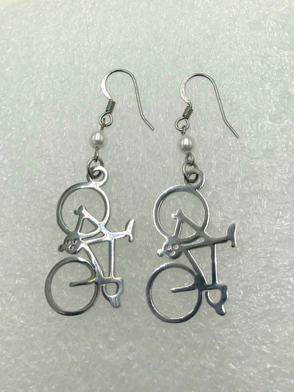 stainless bike ear ring with acrylic pearl 第1張的照片
