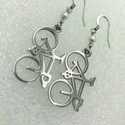 stainless bike ear ring with acrylic pearl 第5張的照片