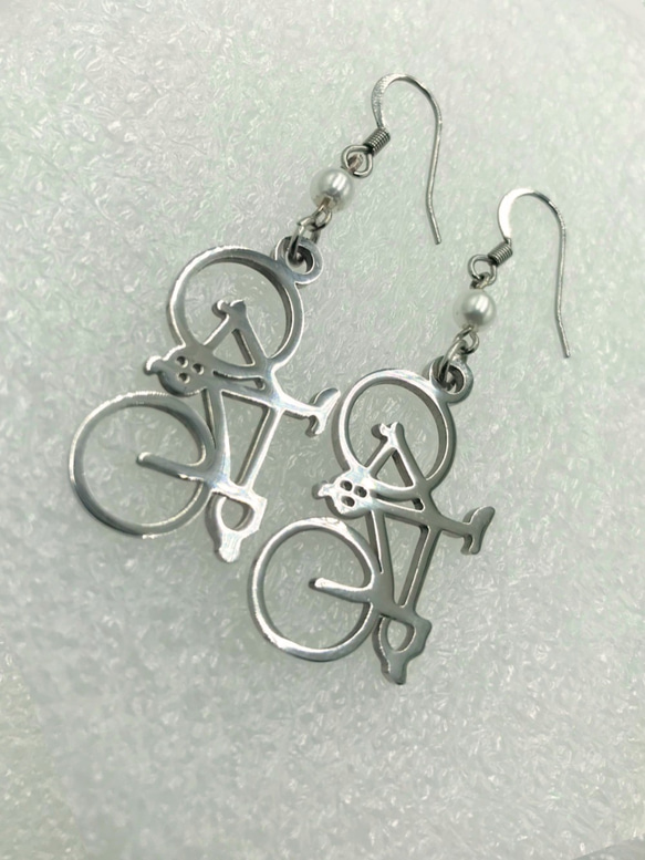 stainless bike ear ring with acrylic pearl 第5張的照片