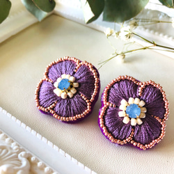 1点もの♡お花刺繍ピアス  パープル×ゴールド【no.6】 1枚目の画像