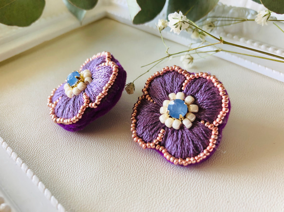 1点もの♡お花刺繍ピアス  パープル×ゴールド【no.6】 3枚目の画像