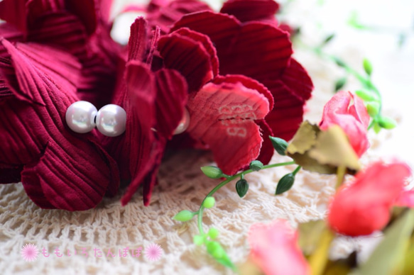 ☆秋色☆アンティーク着物のお花とパールがいっぱいシュシュ【茜色】 2枚目の画像
