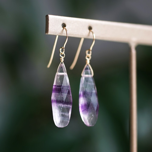 ストライプフローライトのロングペアシェイプカットピアス ～Violette 