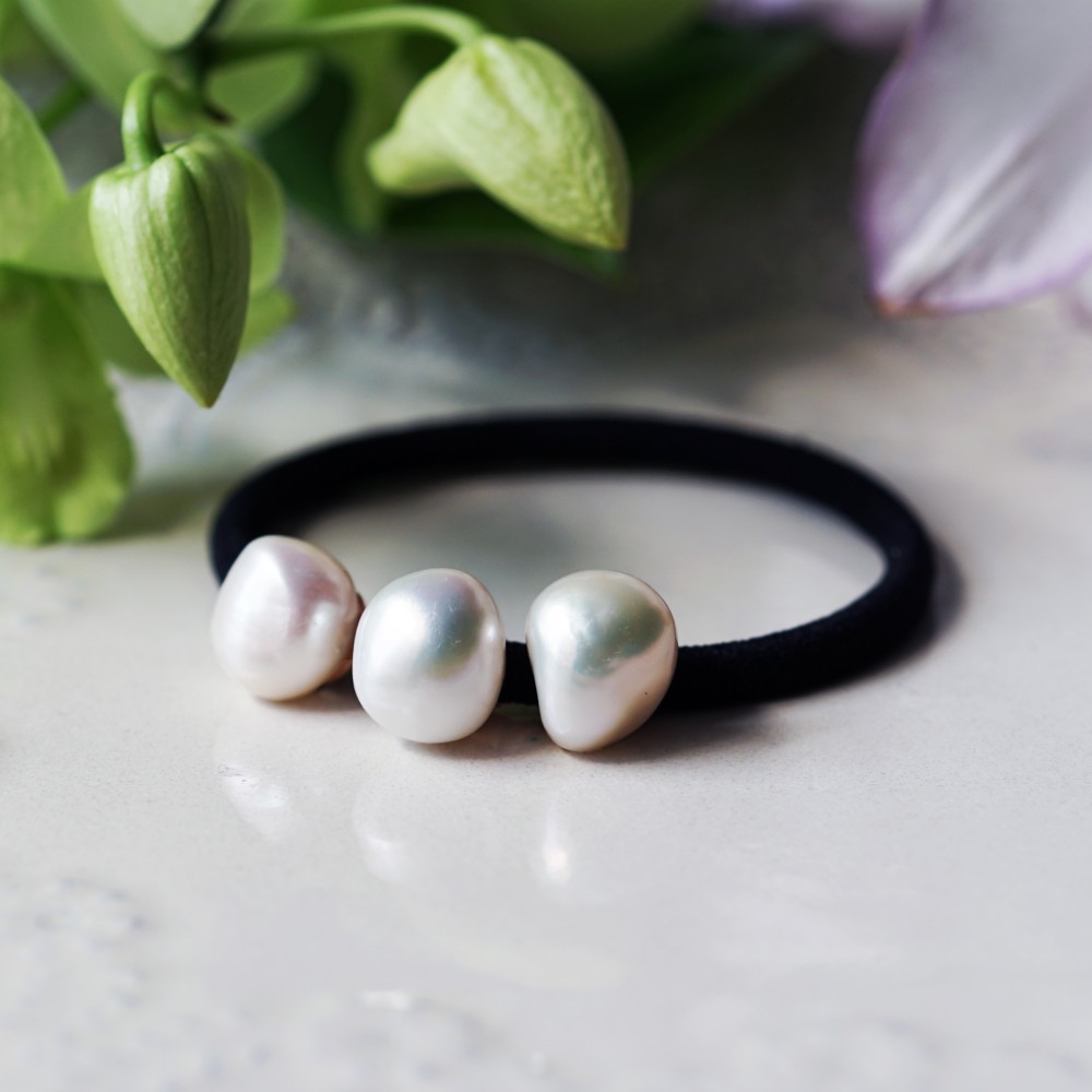 良質大粒バロック真珠の三粒ヘアゴム　～Gabriella