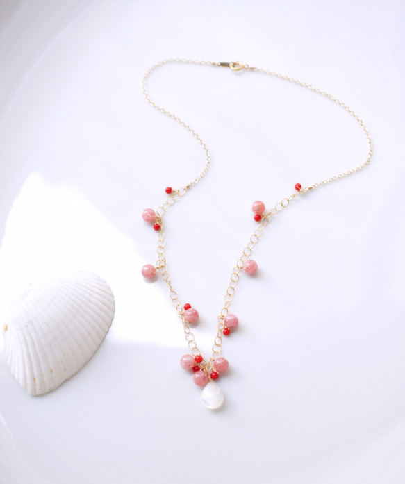 印加玫瑰和染色珊瑚・白蝶貝項鍊　～Victoire 第3張的照片