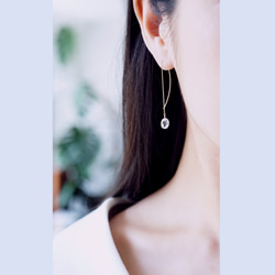 K10 Pierced earring with white topaz. 第4張的照片