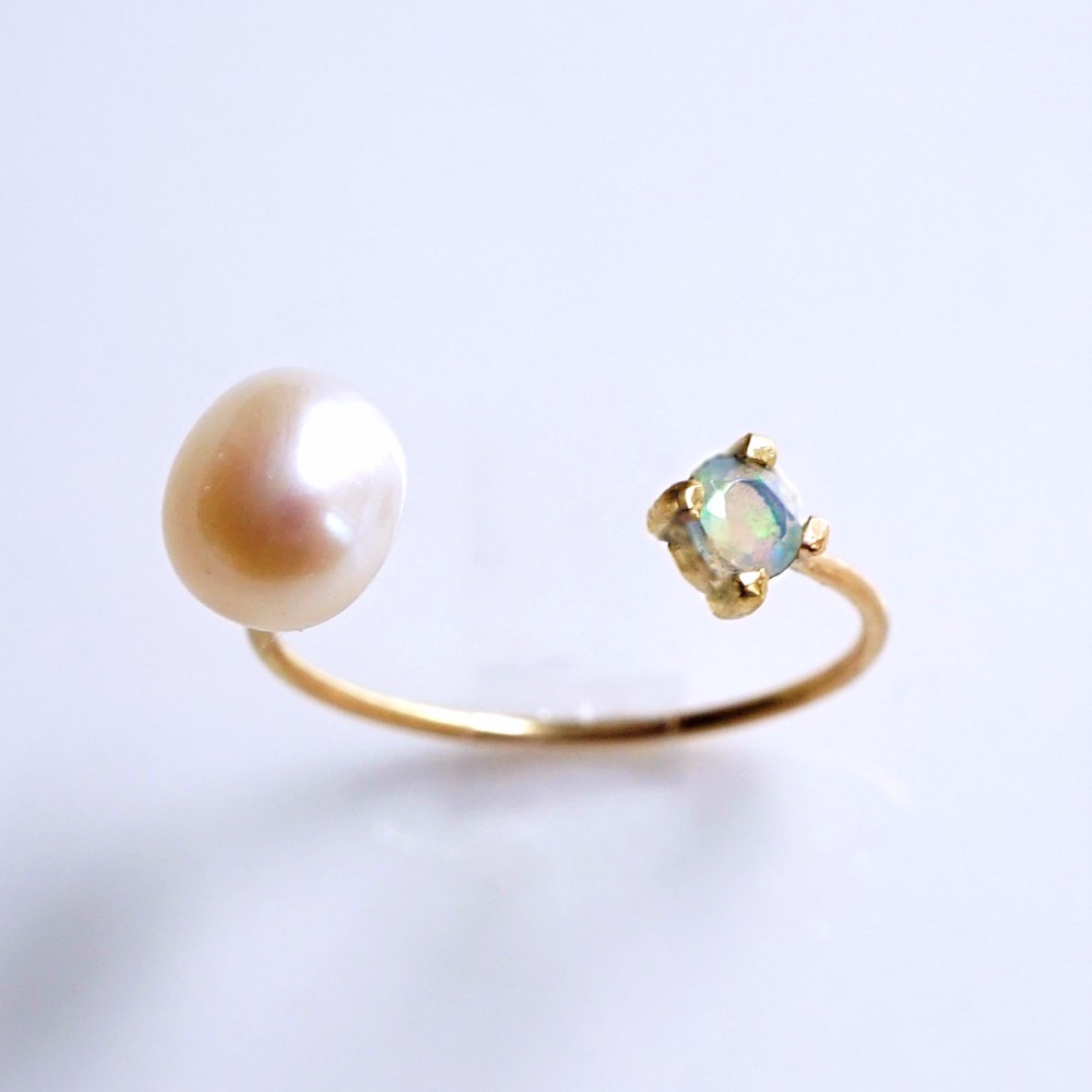 K18プレシャスオパールと淡水真珠のフォークリング　～Hely