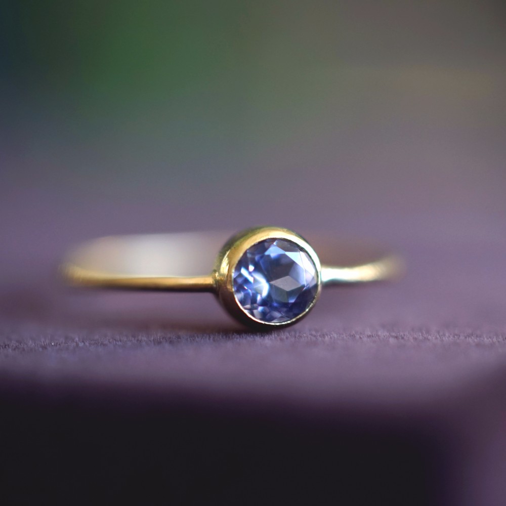 K18アイオライトの4mmラウンドカット覆輪リング　～Irene