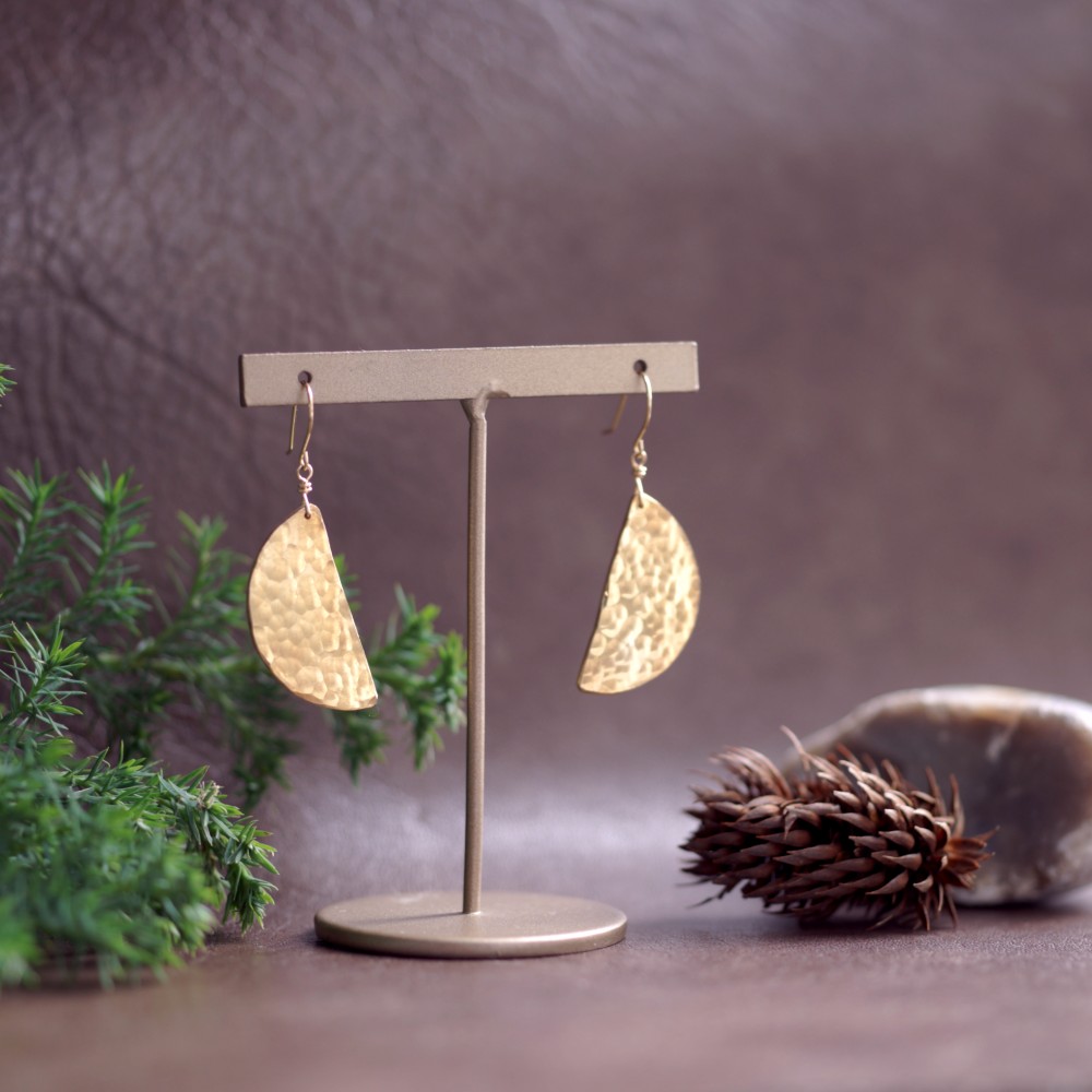 ハーフムーン・サージカルステンレスピアス　～Antonella