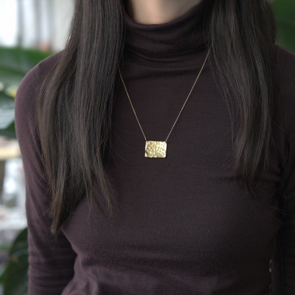 ゴールドスクエアプレート・セミロングネックレス　～Giustina