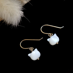 14KGF 白色珍珠母貝貓形耳環 - Minette 第2張的照片