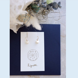 14KGF 白色珍珠母貝貓形耳環 - Minette 第4張的照片