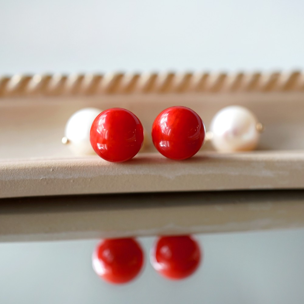 染め赤珊瑚と真珠キャッチのスタッドピアス　～Rufina