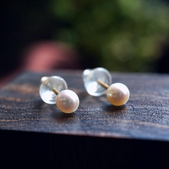 14KGF pierced earring with Pearl and Opal. 第3張的照片