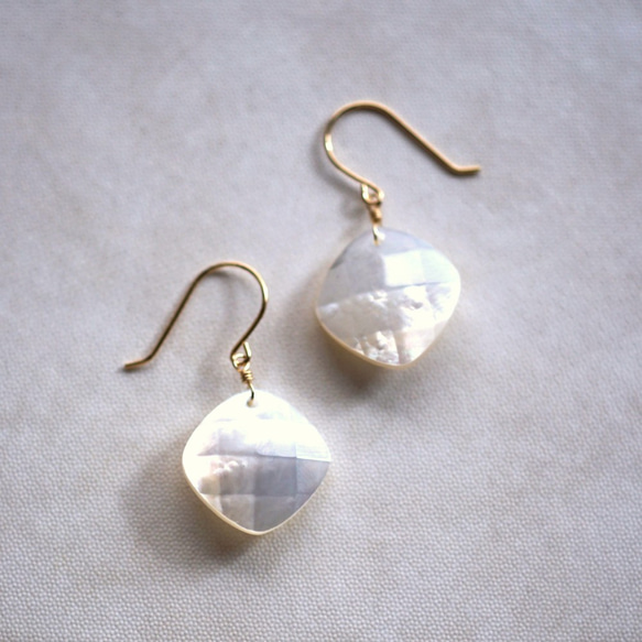 K18 Pierced earring with White shell. 第2張的照片